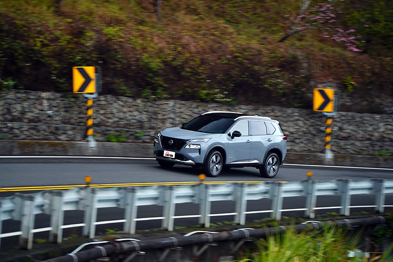X-Trail e-Power全油門時會感受到整輛車在可控與預知的狀態下，快速前進，不會像部分動力更強的電動車，會快到讓人來不及反應。