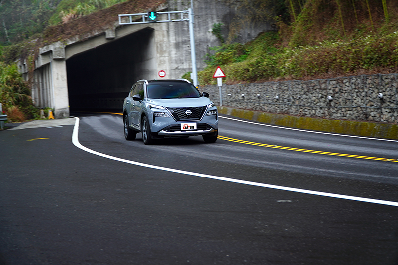 在山路上，X-Trail e-Power可以很穩定順暢的姿態前進，在一切電子系統的輔助下，讓人在不知不覺中順暢駕馭，讓人以為自己的開車技術變好了。