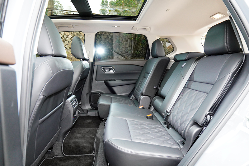 較為方正的車體設計與達2705mm的軸距長度,X-Trail e-Power有著相當寬敞的空間表現,且第二排座椅也有前後滑移與椅背傾斜角度可調的功能,也為增加了後座乘坐的空間彈性與舒適性。