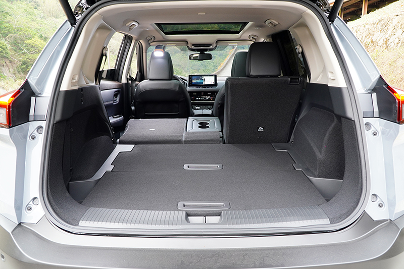 行李廂基本容積為575L,可透過後座椅配翻倒變換出平整的置物空間。