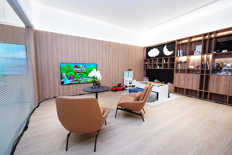 兒童遊戲區與顧客休息區。