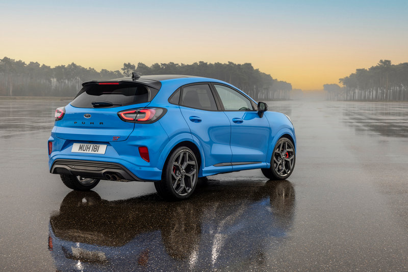 Ford近日推出Puma ST Powershift,該車有著專屬的Azura Blue車色。