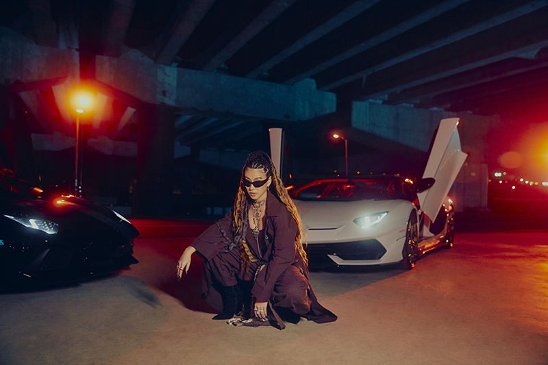 【車勢星聞】Dizzy Dizzo蔡詩芸全新單曲〈Northside〉MV出動超跑增添氣勢。(圖:瑩音樂提供)