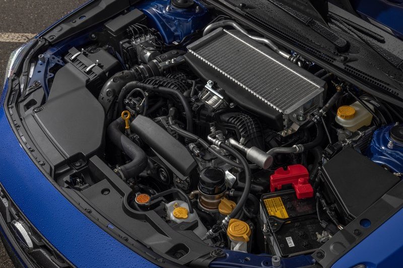 搭載2.4升水平對臥渦輪引擎,具有275hp/38.2kgm輸出。