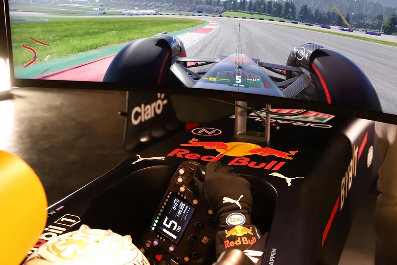 RB18造型讓人有像真的在開F1感受。