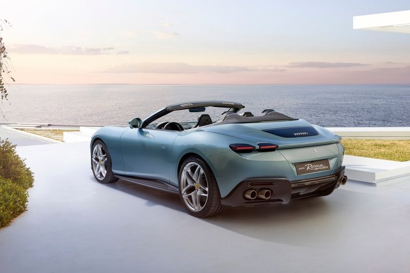 Roma Spider比Roma更加優雅迷人，開關篷帶來兩種不同風貌。