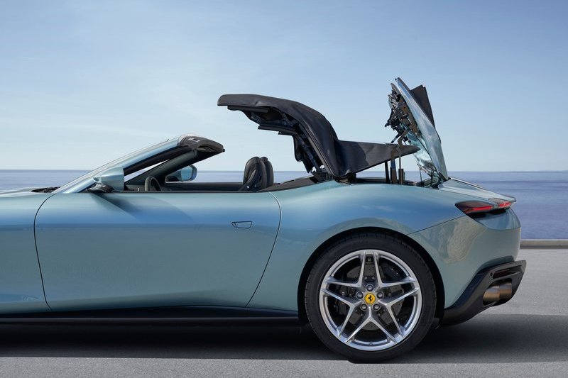 於時速60km/h、13.5秒內可進行開關篷。