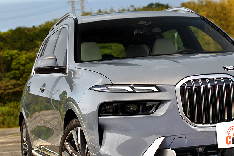 水箱護罩依舊充滿氣勢，頭燈改為分離式設計。