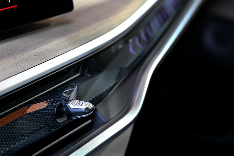 空調出風口改採撥桿式。