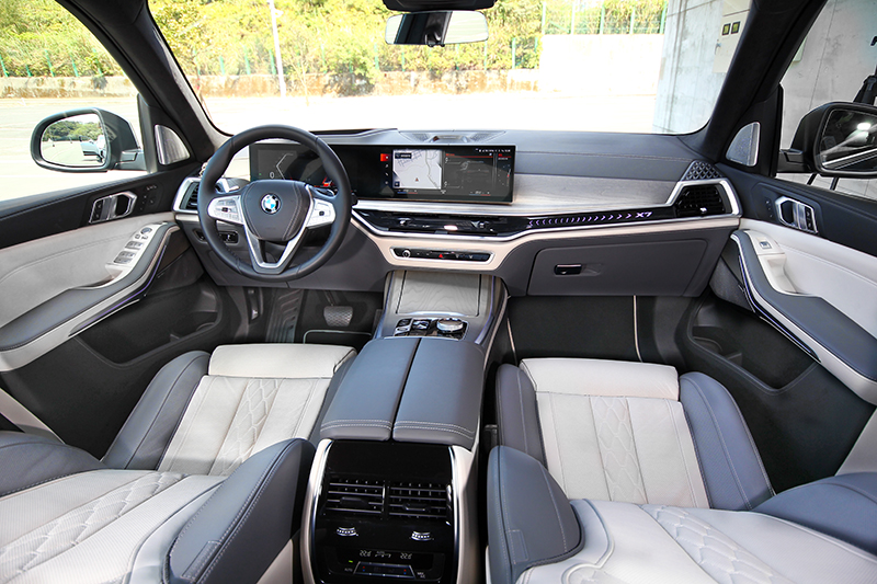 座艙格局與以往有所改變,唯一不變的就是依舊豪華。