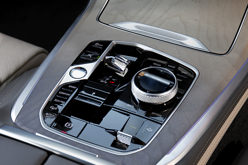 排檔改撥鍵式,控制旋鈕可免除螢幕佈滿指紋。