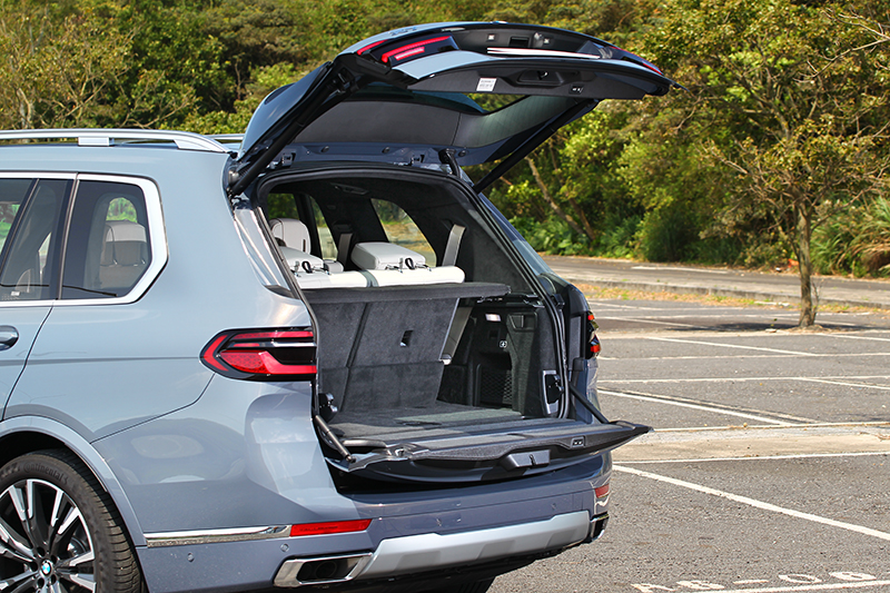 尾門採上下掀開式設計。