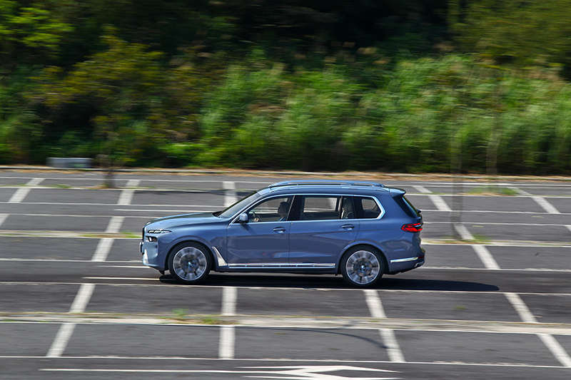 X7雖重達2,415公斤,但靜止加速至100km/h只要5.8秒。