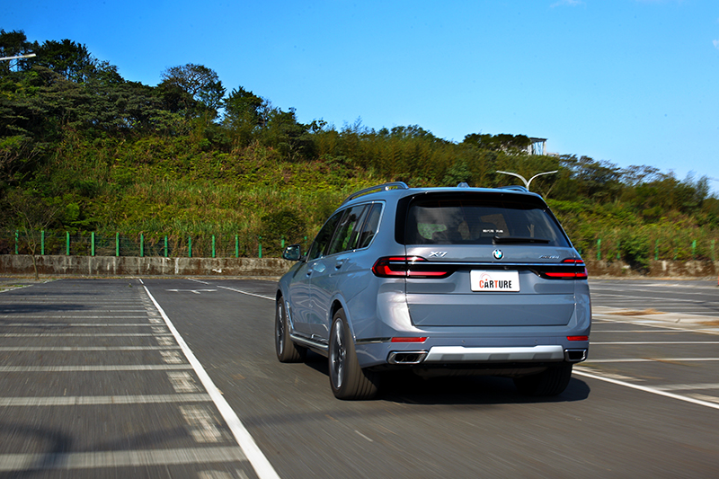 懸吊切至Sport模式會帶來還算明顯的路感,相對有讓彎中表現更穩定。