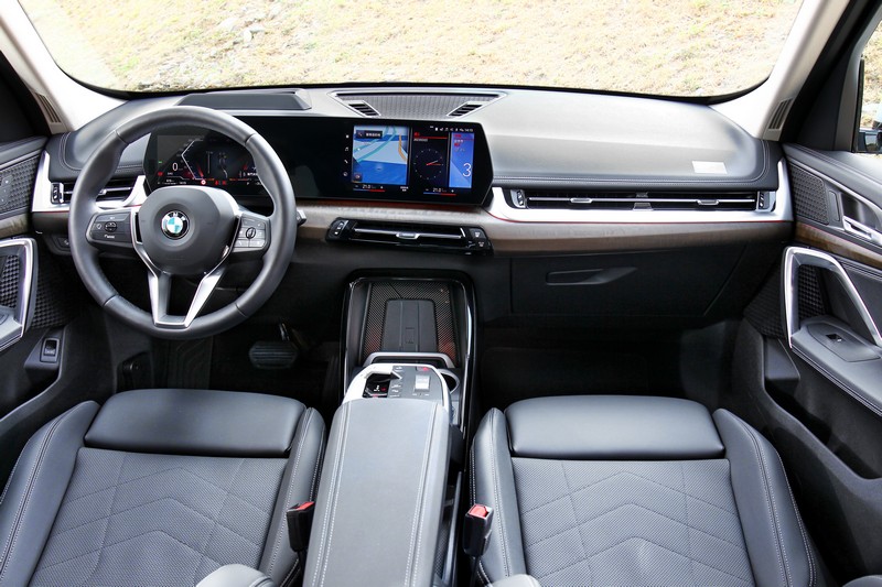 X1座艙比照2 Series Active Tourer，中空下方配有無線充電，直立式設計也方便手機擺放。