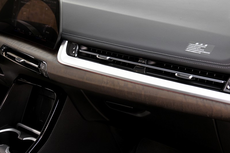 Fine-wood尤加利木紋與霧銀飾板大幅提升座艙質感。