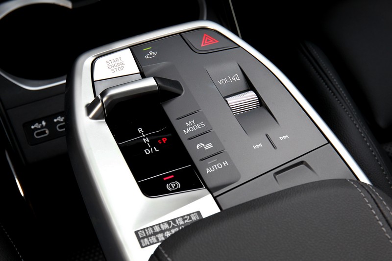 排檔座改採撥鍵式設計。