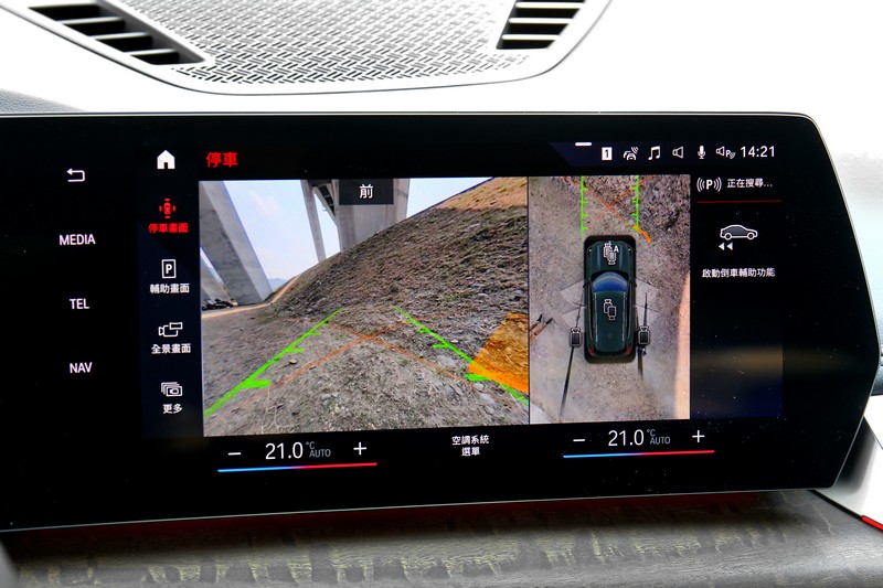 行經狹小處360度環景輔助就發揮用處。