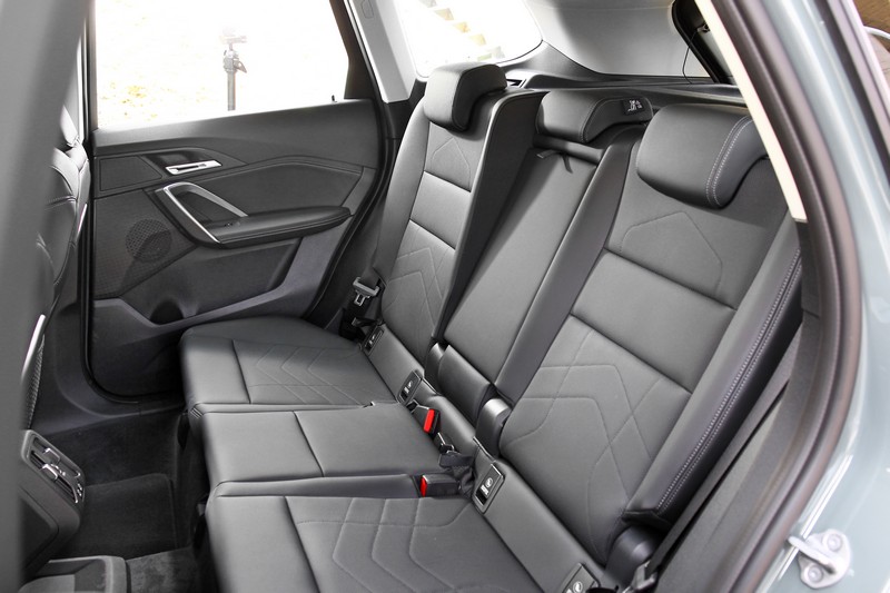 後座實際乘坐空間相當充裕,椅背可調也讓乘坐更加舒適。