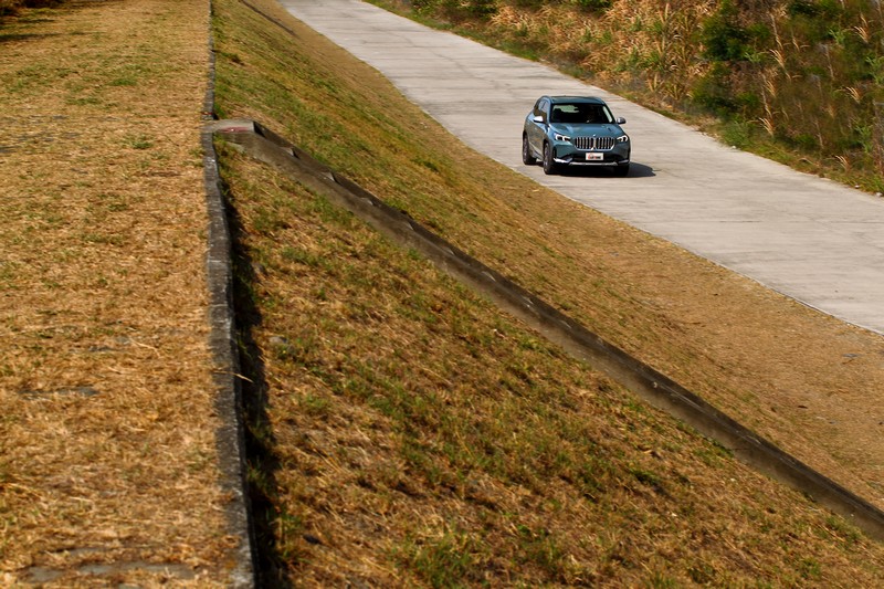 受惠於48V輕油電系統,X1 sDrive20i擁有相當輕盈的起步加速。