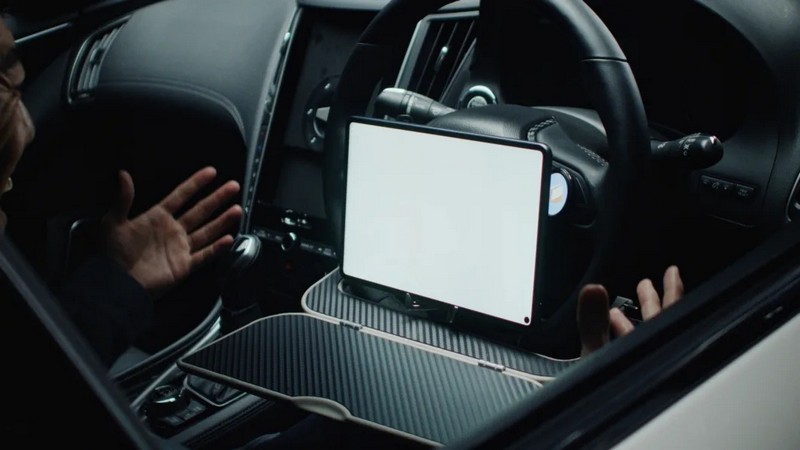 Nissan Contemporary Lifestyle Vehicle概念車配備不會破壞車輛原有設計,其中摺疊平台搭配支架可放置手機追劇與飲食。