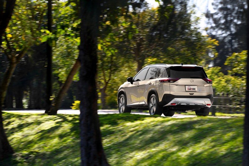 AI智能駕駛輔助系統可降低系統調整頻率，甚至聰明到可在相鄰車道出現大型車輛時適度調整位置稍離大車。