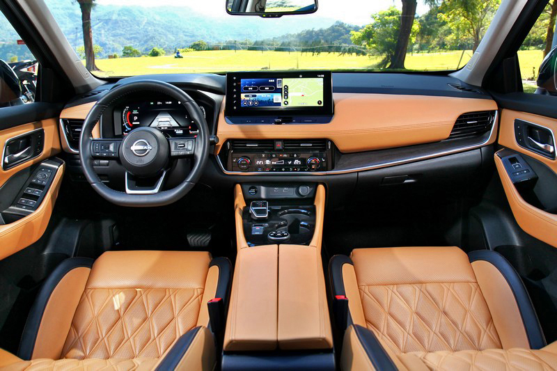 全新X-TRAIL e-POWER座艙用料與設計極其考究,甚且可選魅力雙色內裝,創造出宛如VIP Lounge般寬敞舒適體驗 。