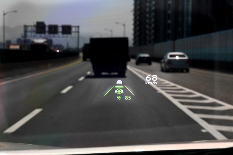 10.8吋數位抬頭顯示器不僅可顯示車速,更可輕鬆判讀當前ICC智慧型全速域定速控制系統及LKA車道維持輔助系統開啟狀態。