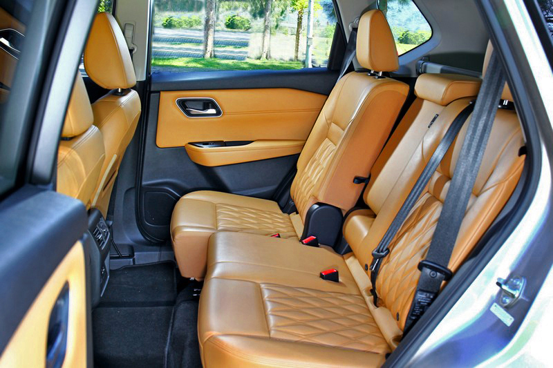 可前後滑移的4/2/4分離後座椅,椅背傾角也可自由調整至最舒適角度。