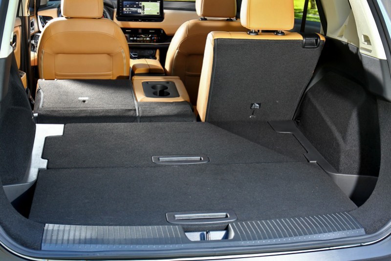 行李廂空間不僅方正寬敞,同時透過4/2/4分離後座椅背及可調式底板,創造出靈活彈性機能變化。