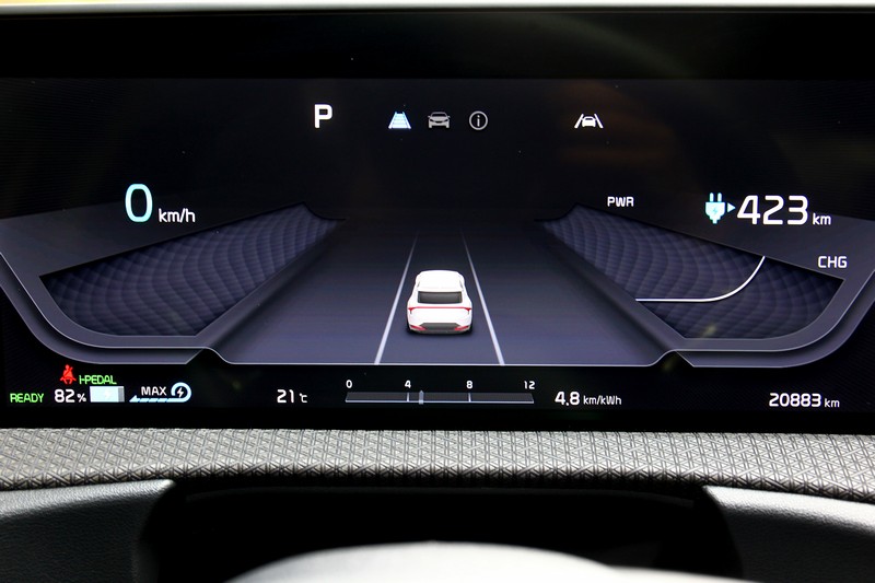 這是剛拿到車時儀錶上的數字,82%的剩餘電量,423km的預估行駛里程。