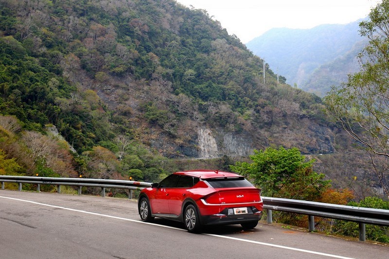 剛跑過的山路正熟悉,這下更加得以盡享EV6 Air增程版的彎中操控激情。