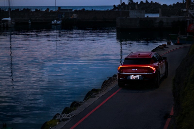 續航里程高充電速度又快的EV6 Air增程版,就算家中無法裝設充電器,一樣得以開得輕鬆又滿意。