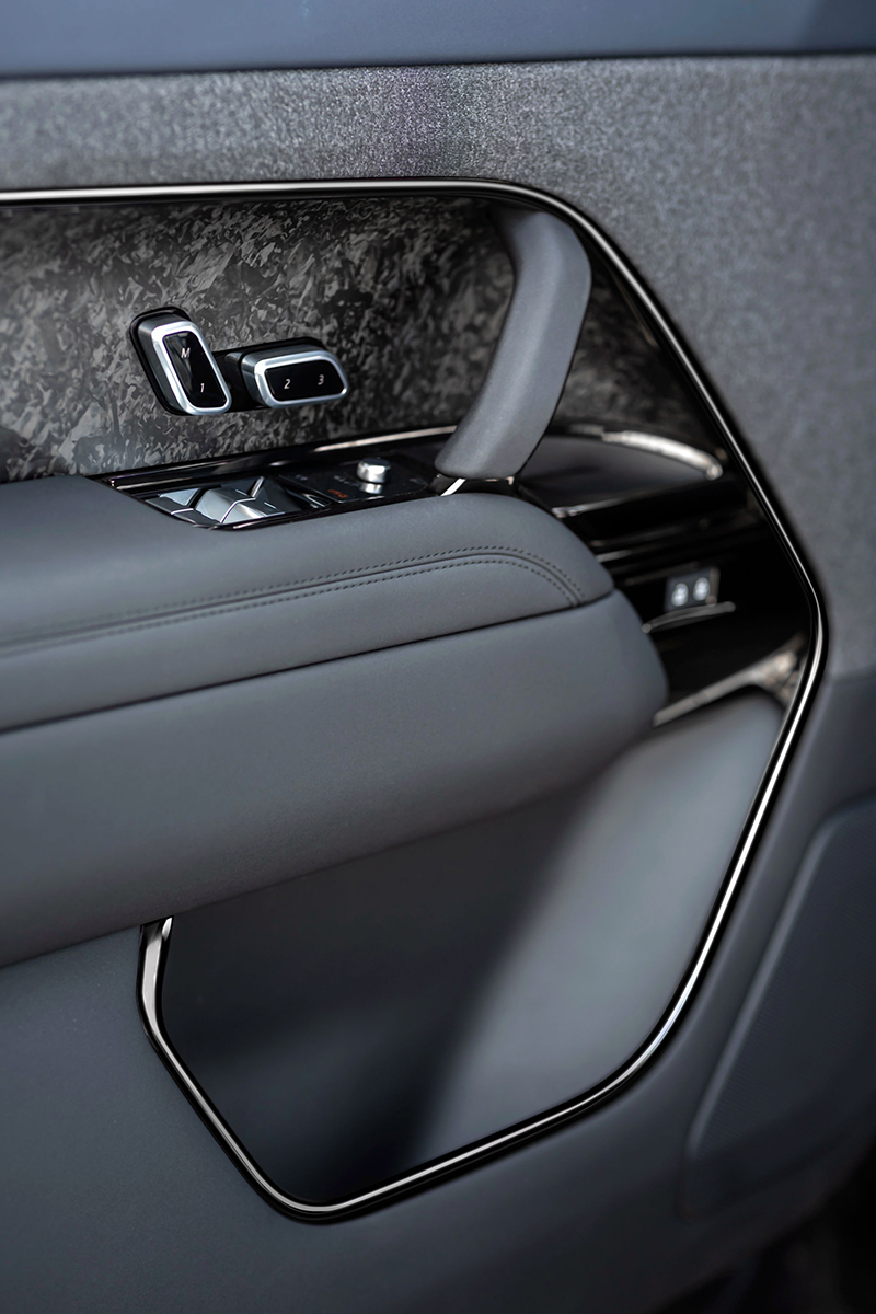 車室內頂級材質鋪陳,內門飾板採用全新紡織材質,打造專屬動態奢華氛圍。
