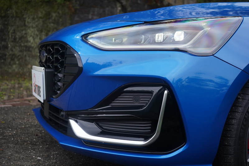 配置有Matrix LED矩陣頭燈並採用一道L型緞面銀色飾條點綴的前保桿造型