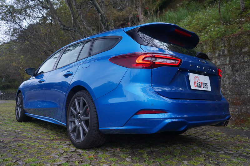 旅行車的重點在於C柱後多一截的尾廂讓車身比例顯得更為修長