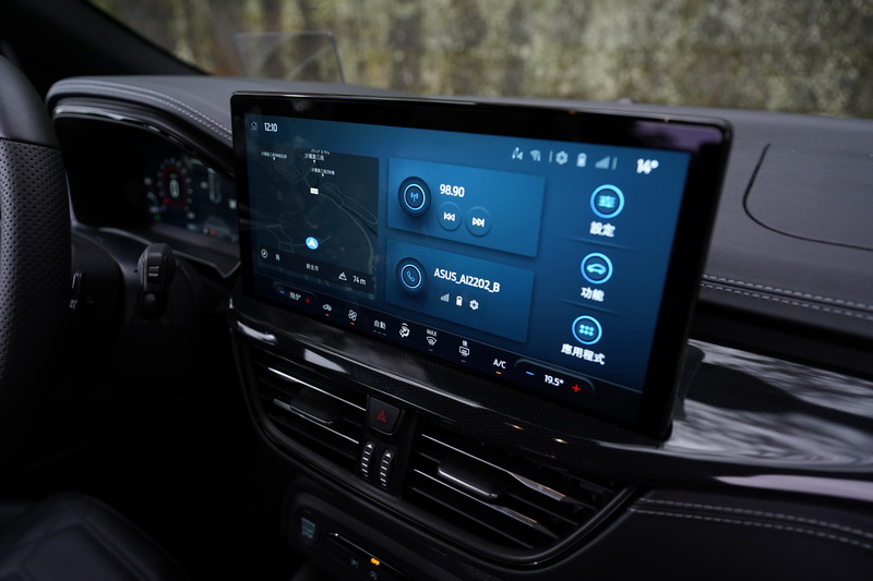 Focus小改款後將許多實體按鍵直接整合進中控螢幕內
