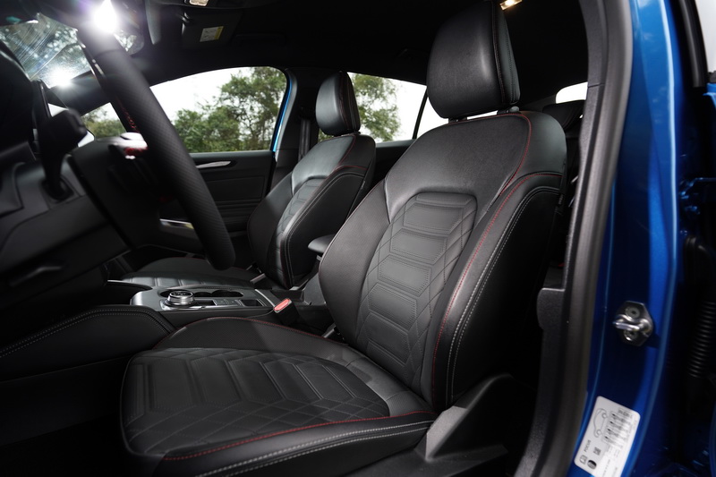 想感受質感更上一階的Sensico座椅那就非選頂規的Vignale版本不可