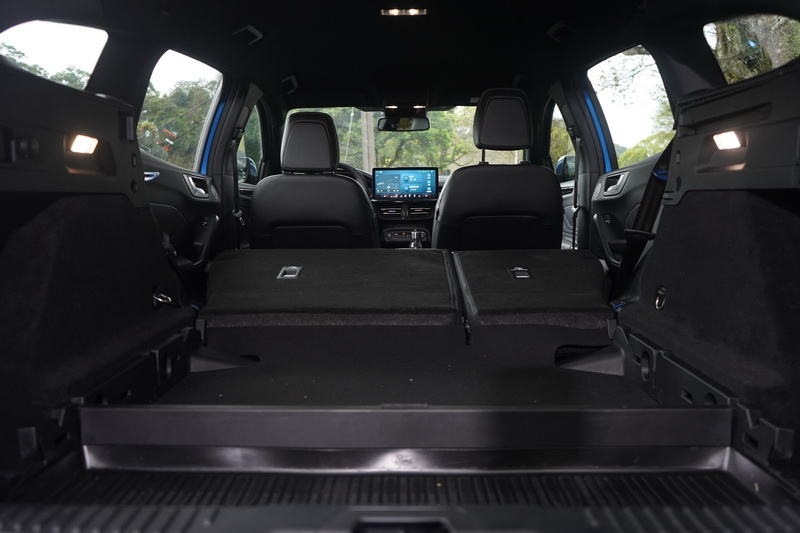 加長的後廂空間帶來媲美休旅車的空間運用機能及置物容積,將後座椅打平則可提升至1,653公升
