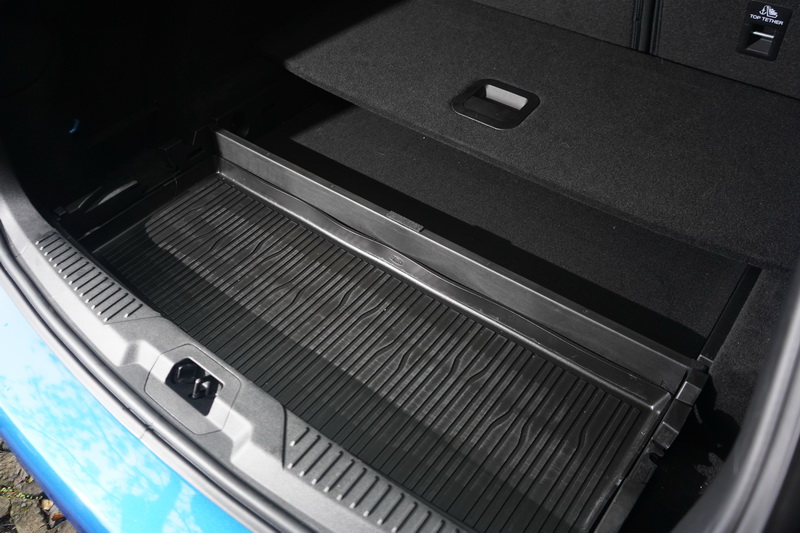 底板下方還設計有額外的置物空間可存放小型零碎物品