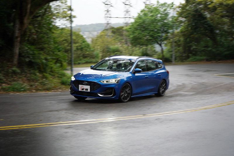 底盤採用的是前麥花臣後多連桿的設定,但在小改款後懸吊設定上又更偏舒適取向一些