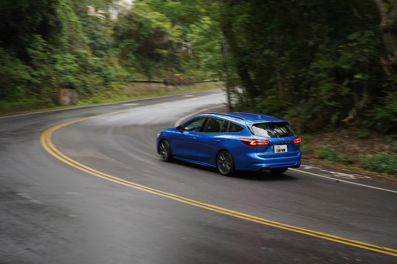 旅行車款後軸多出的重量帶來更明顯的慣性偏移,以較高的車速出彎車尾的位移程度較高