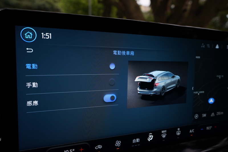 中控螢幕選單內可設定電動尾門的啟動方式