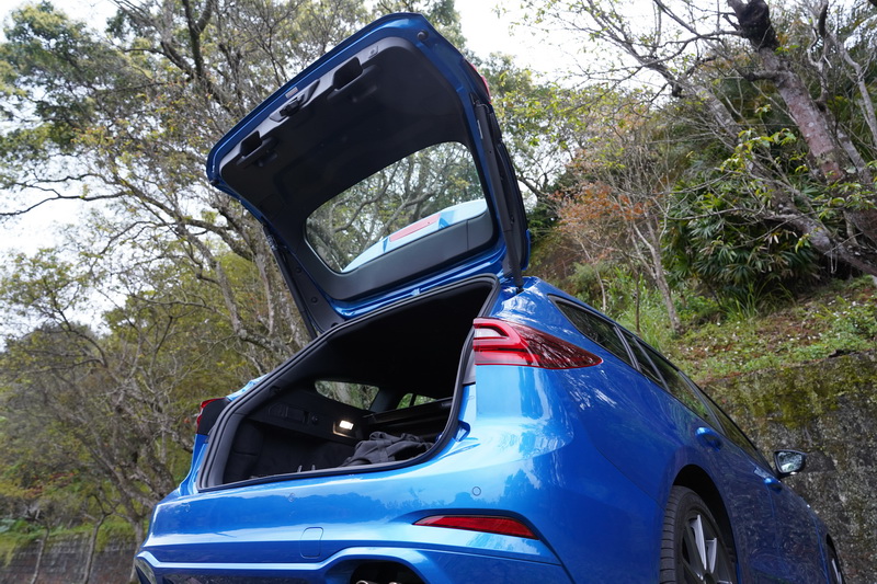 具備足踢感應功能的電動尾門對許多手忙腳亂的時刻來說相當方便