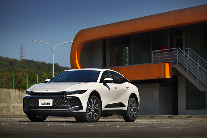 車頭透過大面積網柵跳色,呈現出科技動感光芒。