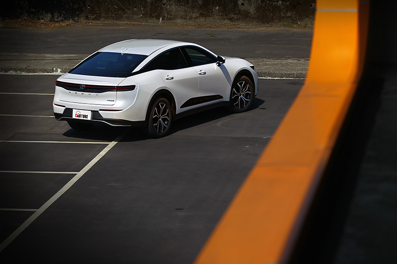 利用傾斜且懸浮式設計的C柱與D柱,為Crown Crossover帶來俐落動感的後視樣貌。