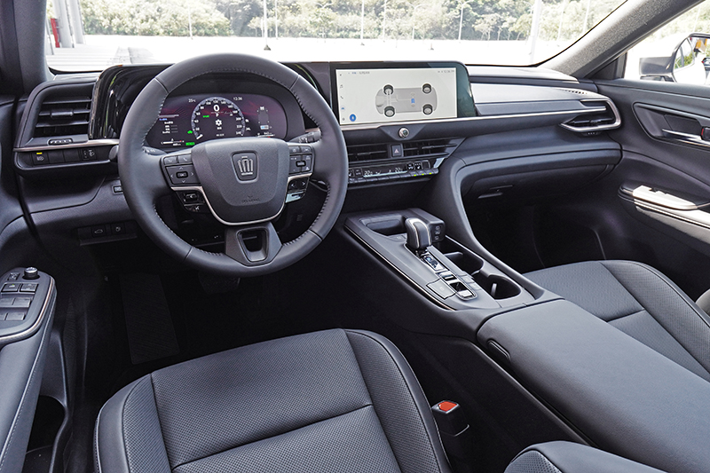 水平但卻明顯朝向駕駛者的視覺比重,協同簡練的線條以及霧銅色類金屬飾條妝點,整體而言更符合當今美感。