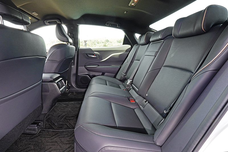 受惠於長軸距與良好座椅設定,後排乘員同樣得以體驗呵護備至的享受。