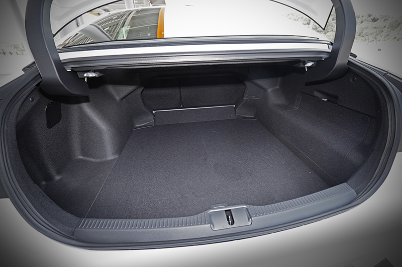 行李廂容積為450升,但開口面積不算太大,受限於外觀與機件規劃內部亦不夠平整。