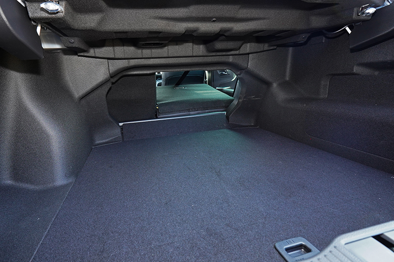 僅管具備6/4分離後座椅背傾倒設計,但因為與行李廂連結的開口不算大,放置超大型物件不算好用。